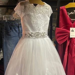 Beautiful girls flower girl dress. Never worn.